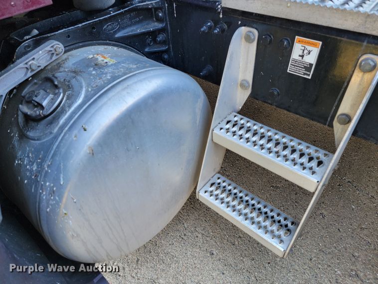 image for item LL9665 2017 Peterbilt 579  semi truck