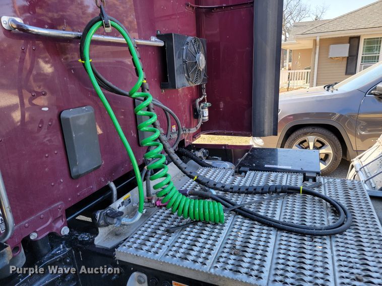 image for item LL9665 2017 Peterbilt 579  semi truck