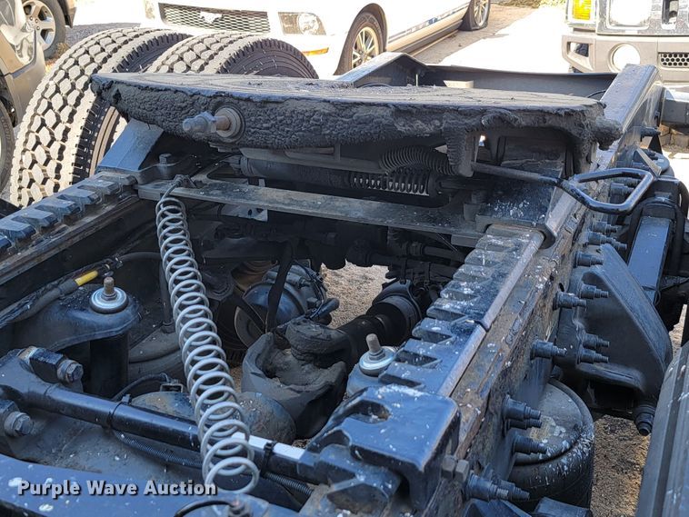 image for item LL9665 2017 Peterbilt 579  semi truck