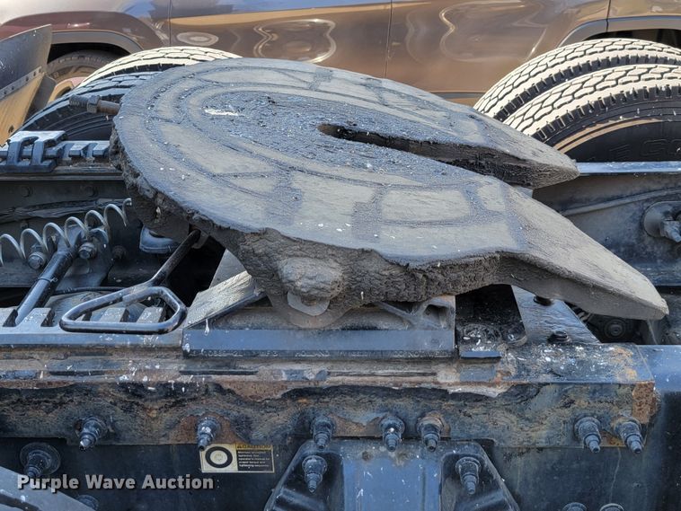 image for item LL9665 2017 Peterbilt 579  semi truck