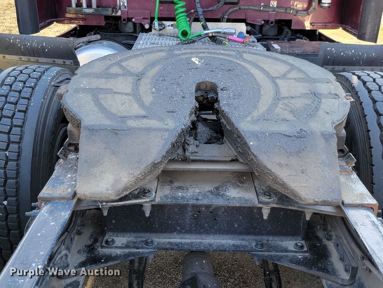 image for item LL9665 2017 Peterbilt 579  semi truck