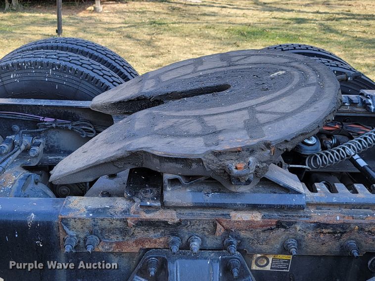 image for item LL9665 2017 Peterbilt 579  semi truck