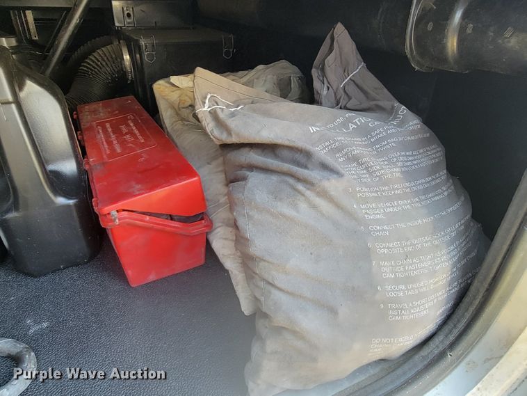 image for item LL9665 2017 Peterbilt 579  semi truck