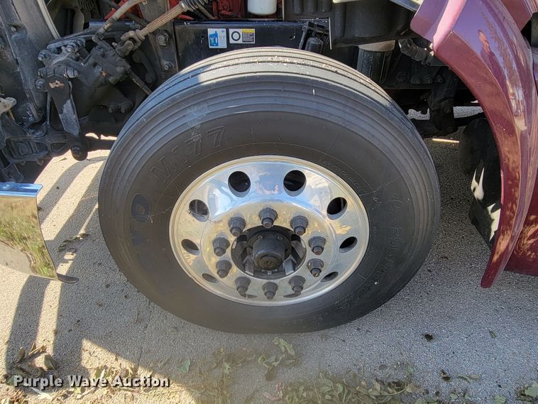 image for item LL9665 2017 Peterbilt 579  semi truck