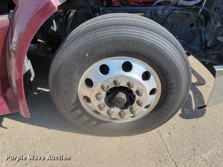 image for item LL9665 2017 Peterbilt 579  semi truck