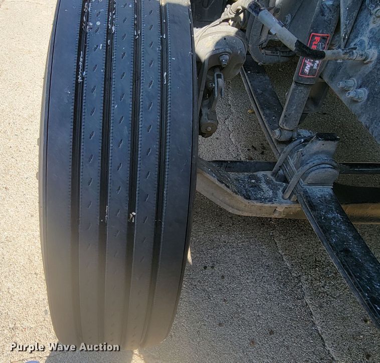 image for item LL9665 2017 Peterbilt 579  semi truck