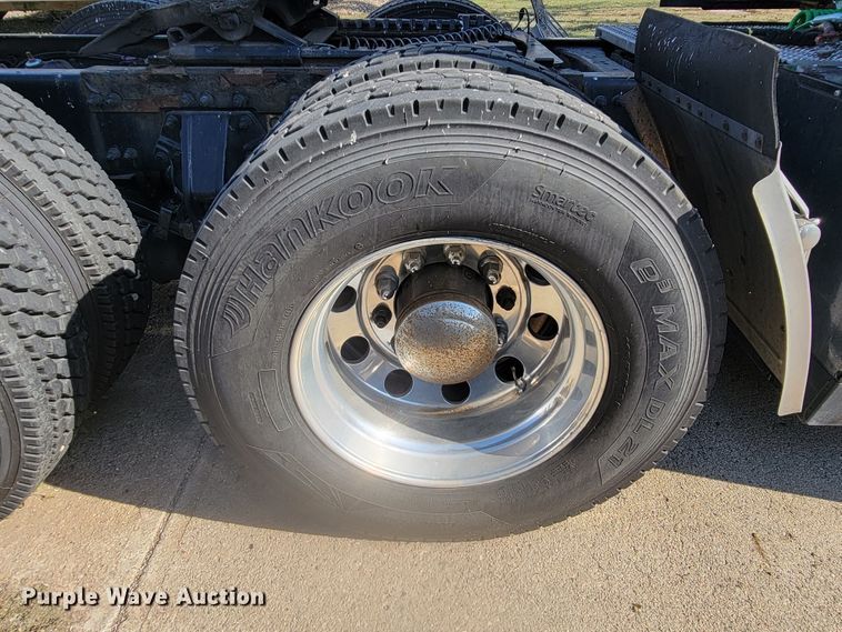 image for item LL9665 2017 Peterbilt 579  semi truck