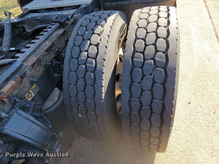 image for item LL9665 2017 Peterbilt 579  semi truck