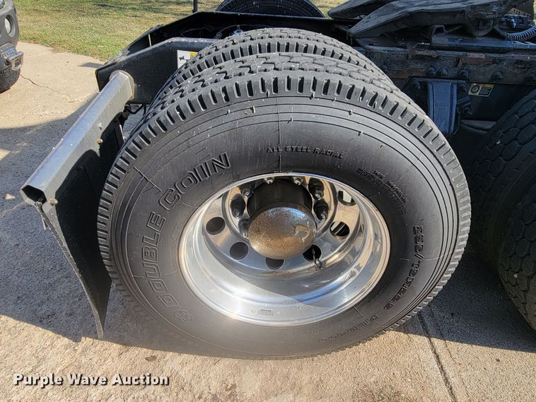 image for item LL9665 2017 Peterbilt 579  semi truck