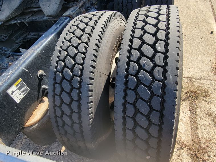 image for item LL9665 2017 Peterbilt 579  semi truck