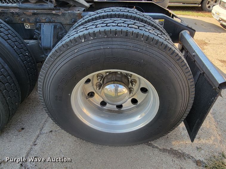 image for item LL9665 2017 Peterbilt 579  semi truck