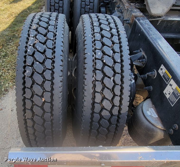 image for item LL9665 2017 Peterbilt 579  semi truck