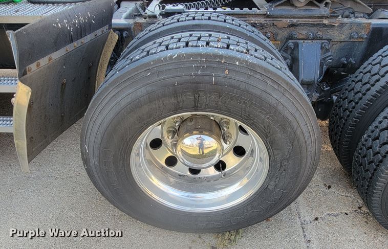 image for item LL9665 2017 Peterbilt 579  semi truck