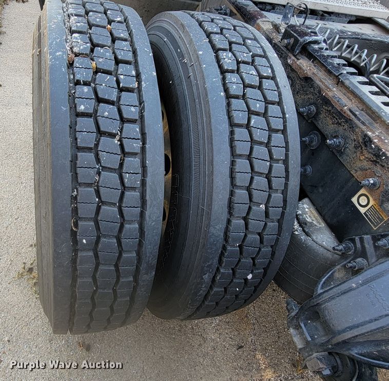 image for item LL9665 2017 Peterbilt 579  semi truck