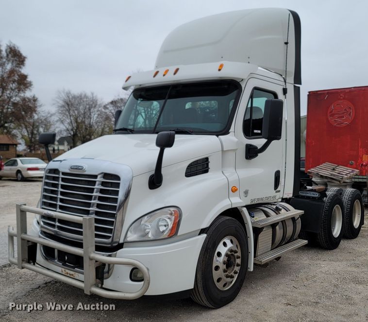 image for item LN9736 2015 Freightliner Cascadia  semi truck