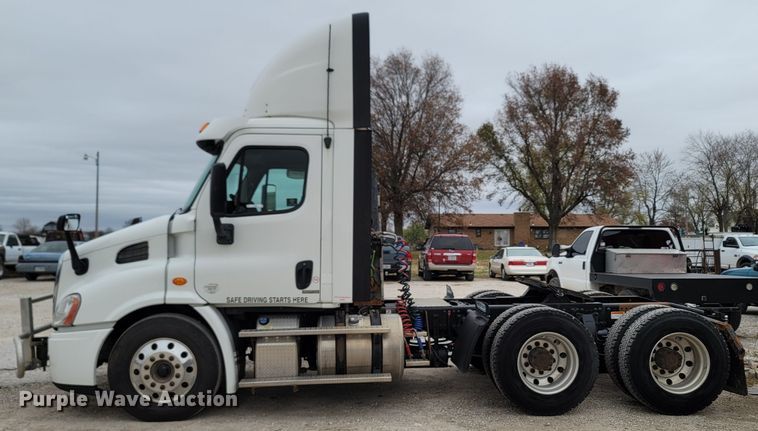 image for item LN9736 2015 Freightliner Cascadia  semi truck