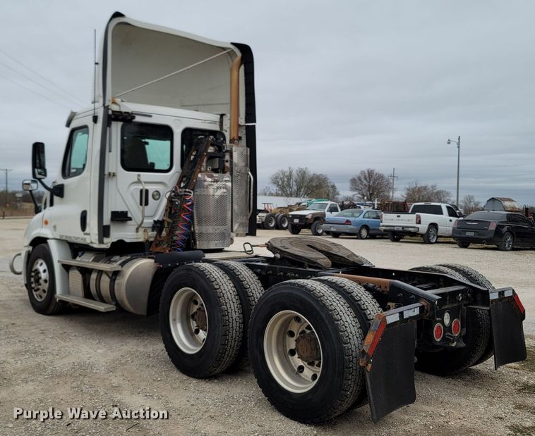 image for item LN9736 2015 Freightliner Cascadia  semi truck