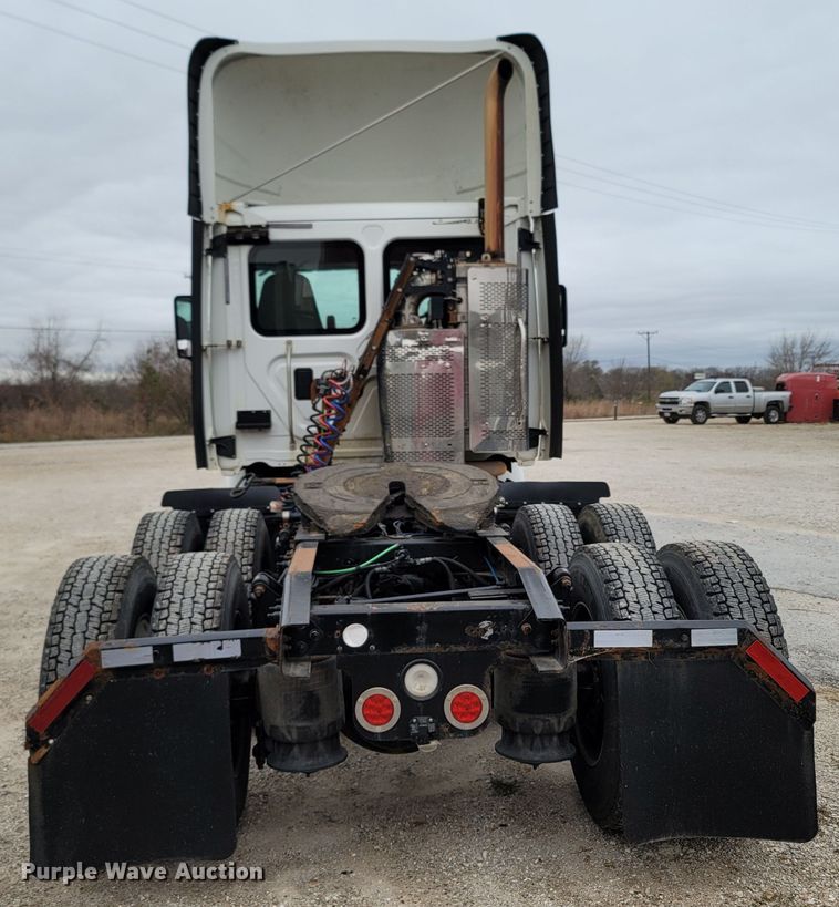 image for item LN9736 2015 Freightliner Cascadia  semi truck