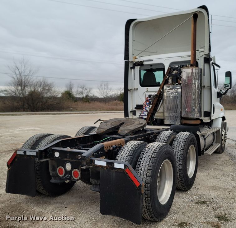 image for item LN9736 2015 Freightliner Cascadia  semi truck