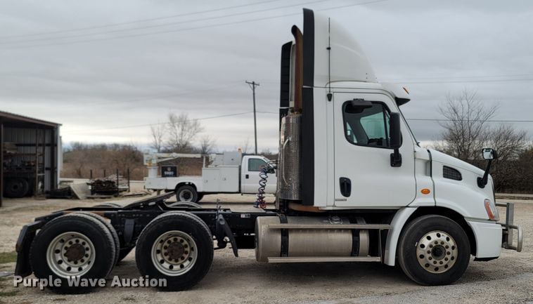 image for item LN9736 2015 Freightliner Cascadia  semi truck