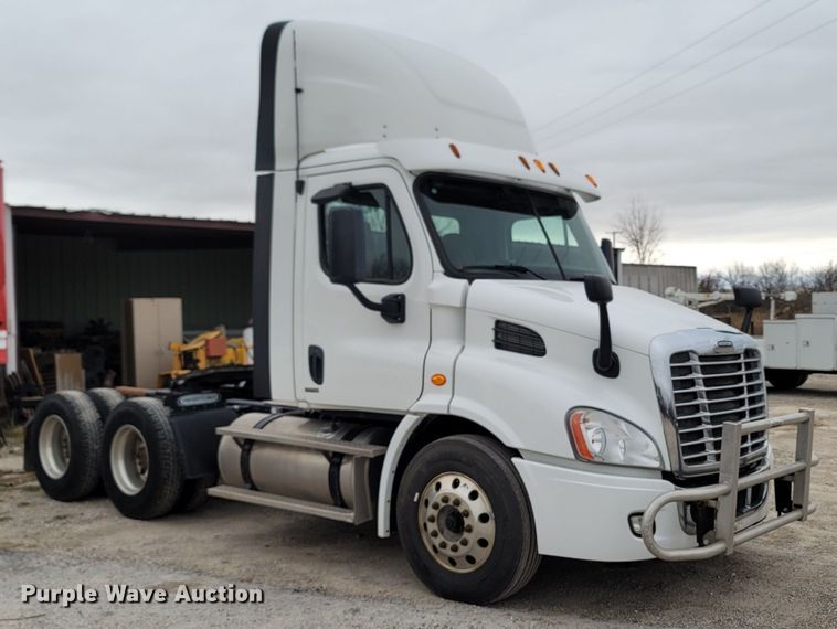 image for item LN9736 2015 Freightliner Cascadia  semi truck