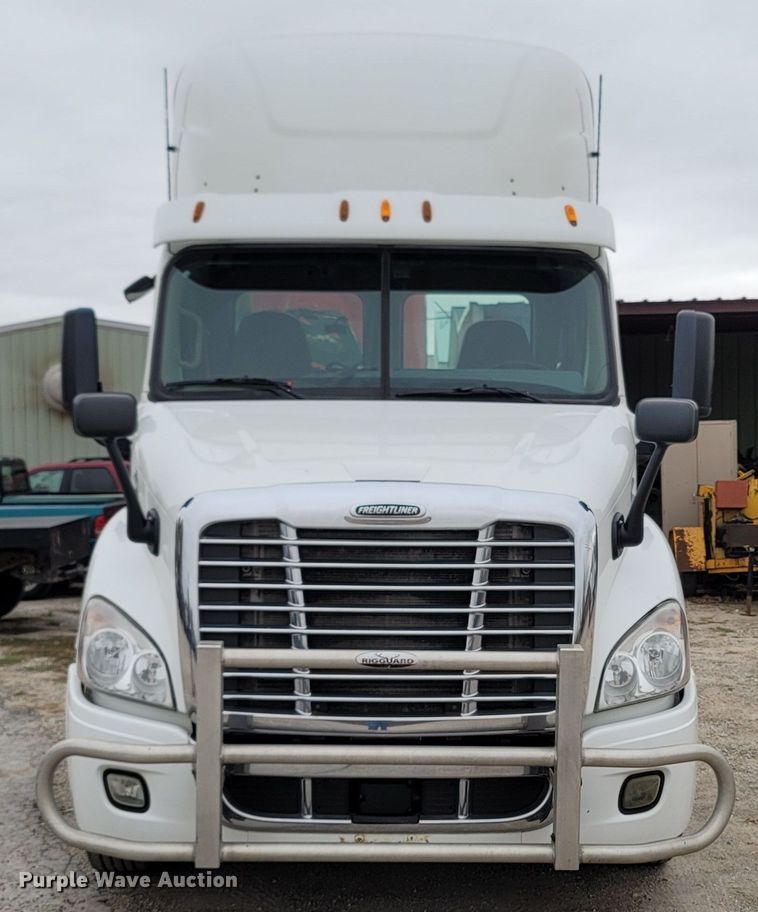 image for item LN9736 2015 Freightliner Cascadia  semi truck