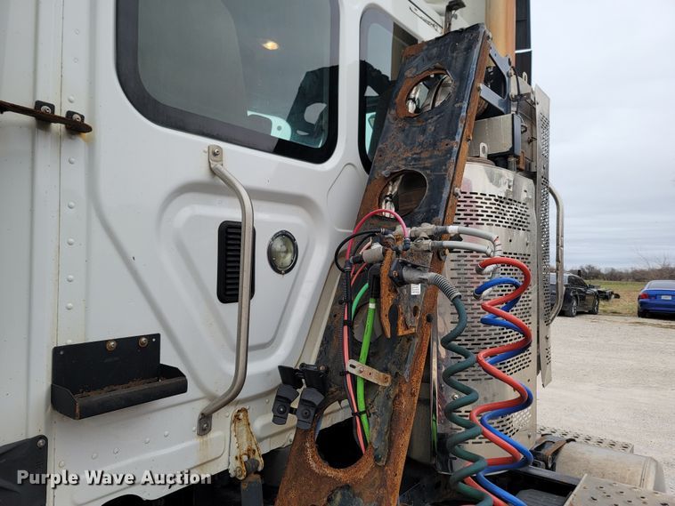 image for item LN9736 2015 Freightliner Cascadia  semi truck