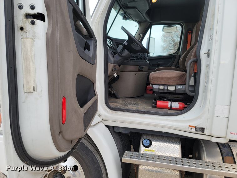 image for item LN9736 2015 Freightliner Cascadia  semi truck