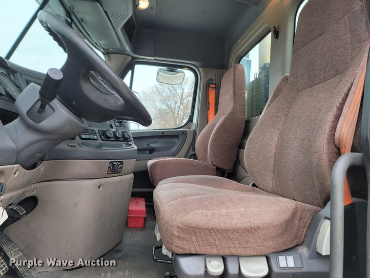 image for item LN9736 2015 Freightliner Cascadia  semi truck