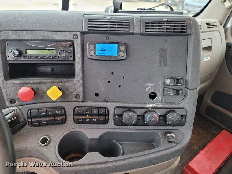 image for item LN9736 2015 Freightliner Cascadia  semi truck