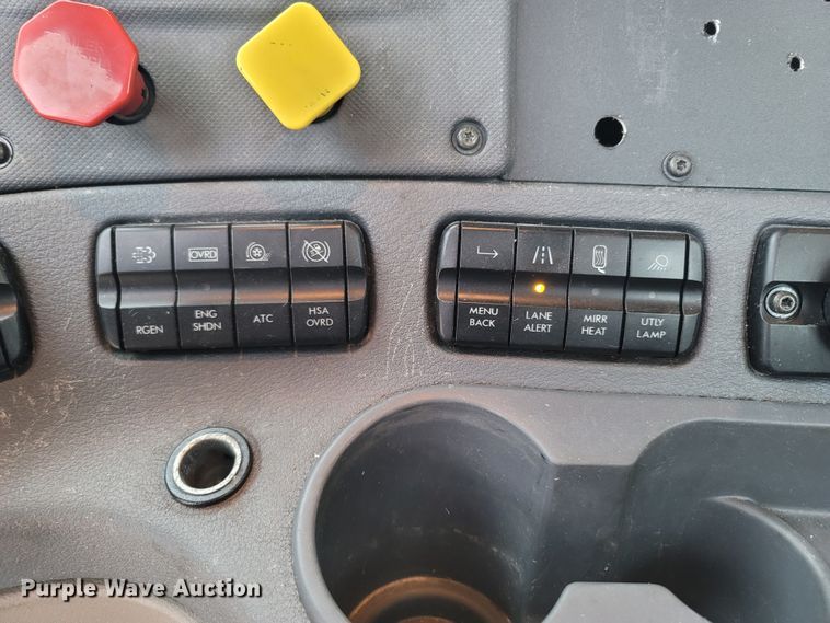 image for item LN9736 2015 Freightliner Cascadia  semi truck