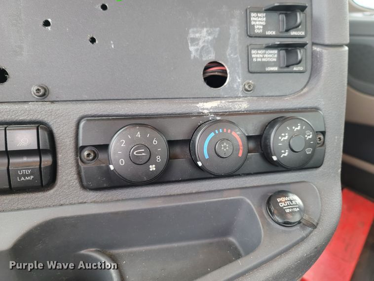 image for item LN9736 2015 Freightliner Cascadia  semi truck