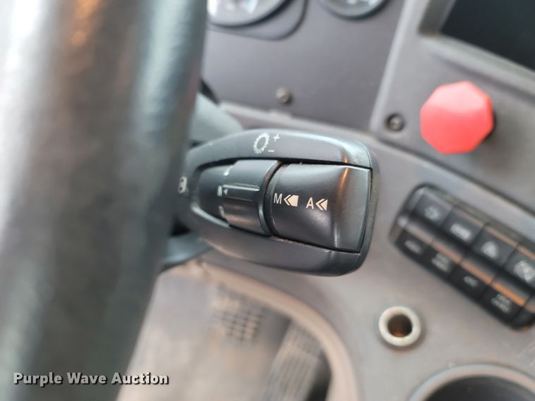 image for item LN9736 2015 Freightliner Cascadia  semi truck