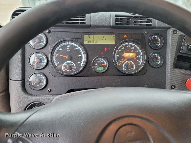 image for item LN9736 2015 Freightliner Cascadia  semi truck