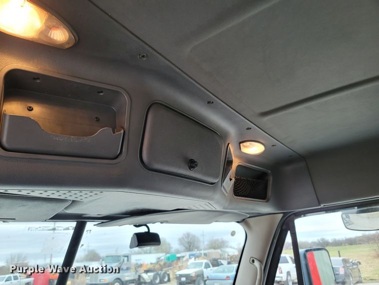 image for item LN9736 2015 Freightliner Cascadia  semi truck