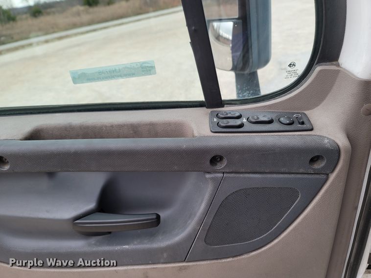 image for item LN9736 2015 Freightliner Cascadia  semi truck