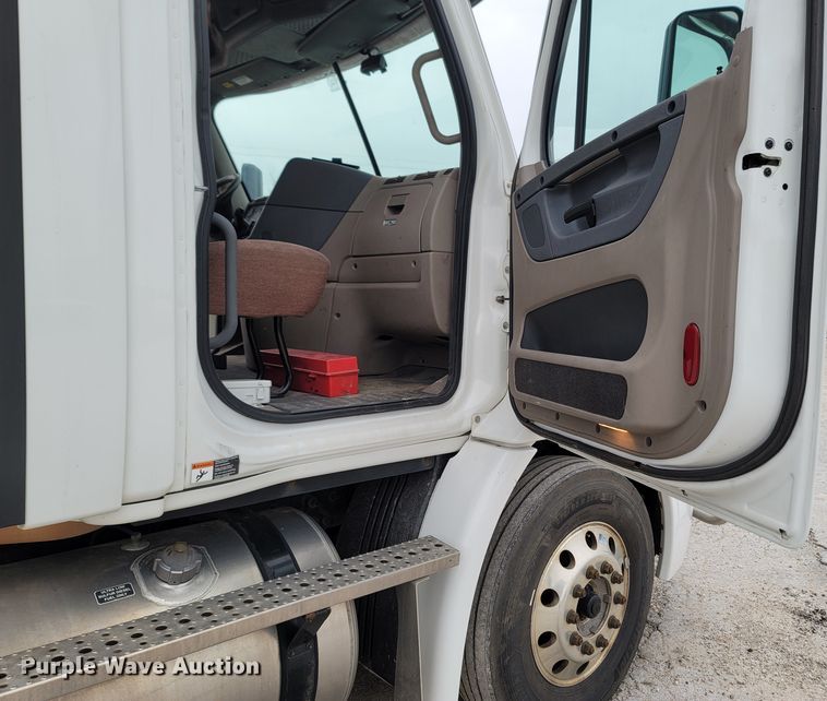 image for item LN9736 2015 Freightliner Cascadia  semi truck