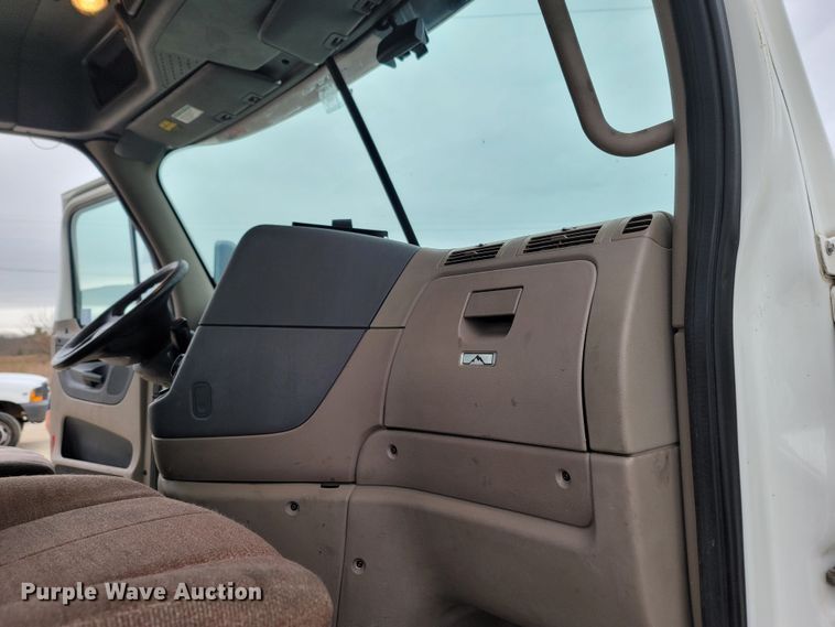 image for item LN9736 2015 Freightliner Cascadia  semi truck