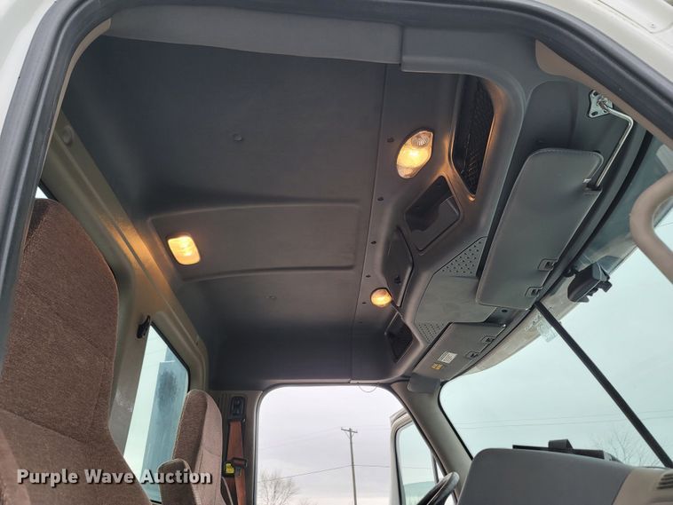 image for item LN9736 2015 Freightliner Cascadia  semi truck