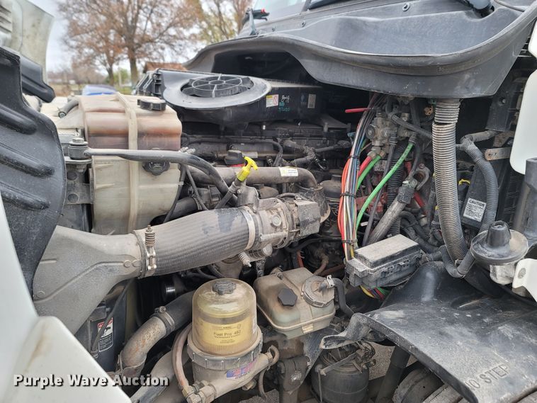 image for item LN9736 2015 Freightliner Cascadia  semi truck