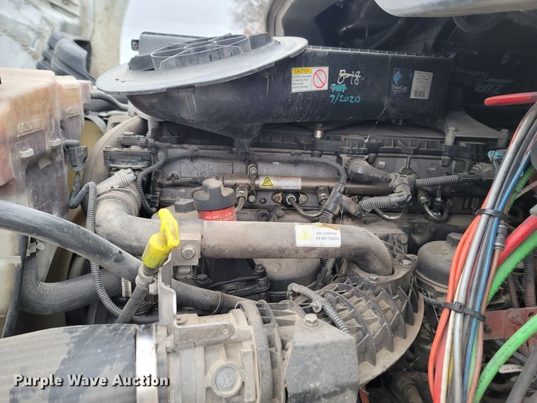 image for item LN9736 2015 Freightliner Cascadia  semi truck