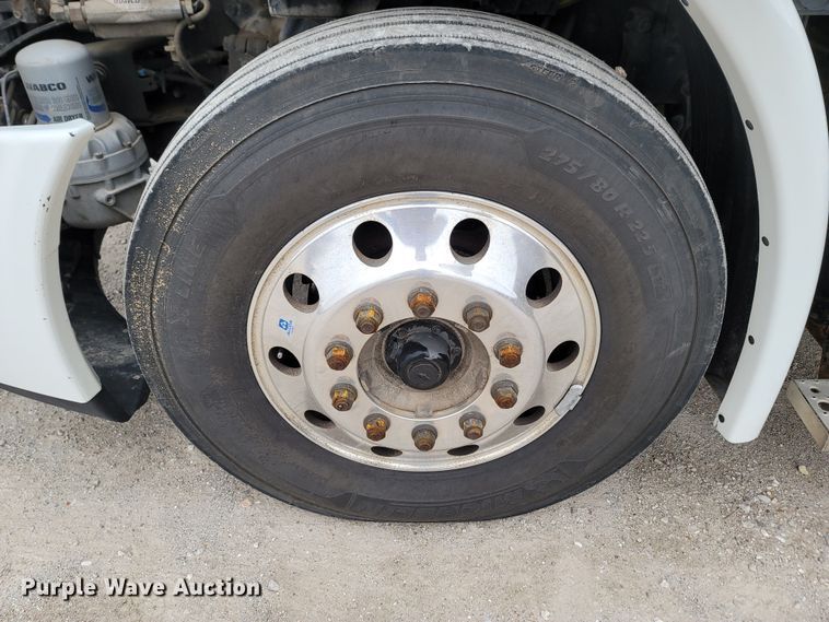 image for item LN9736 2015 Freightliner Cascadia  semi truck