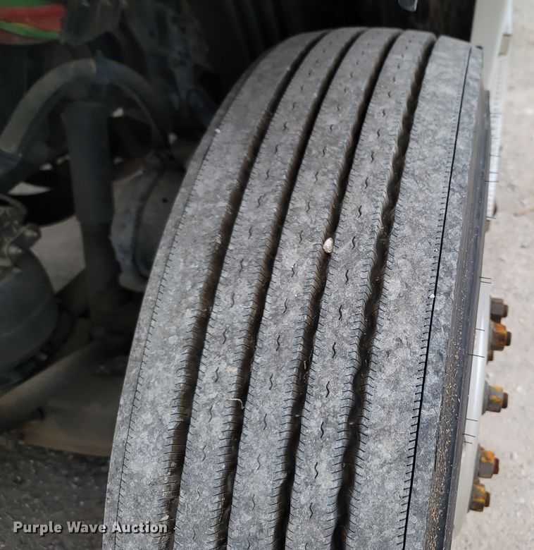 image for item LN9736 2015 Freightliner Cascadia  semi truck