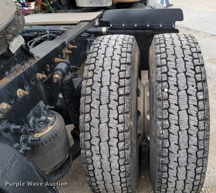 image for item LN9736 2015 Freightliner Cascadia  semi truck