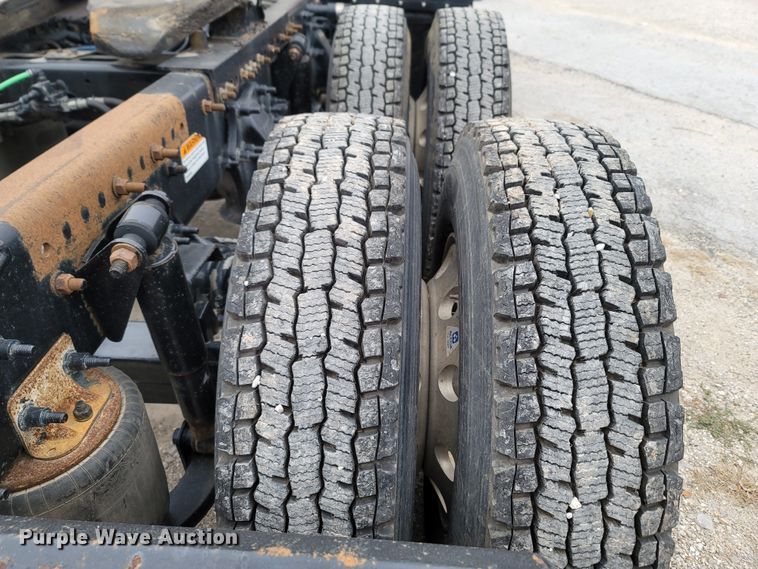 image for item LN9736 2015 Freightliner Cascadia  semi truck