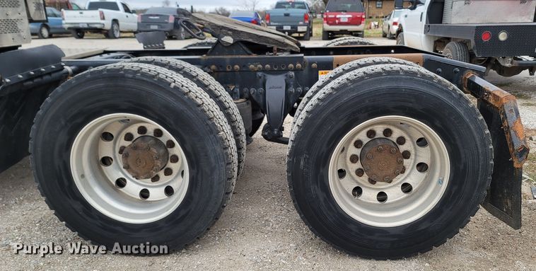 image for item LN9736 2015 Freightliner Cascadia  semi truck