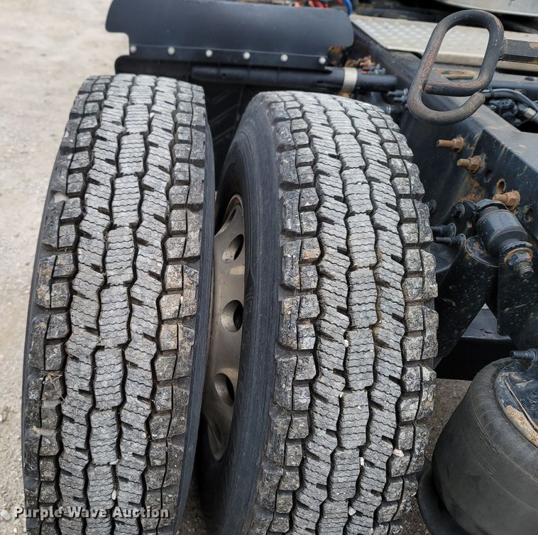 image for item LN9736 2015 Freightliner Cascadia  semi truck