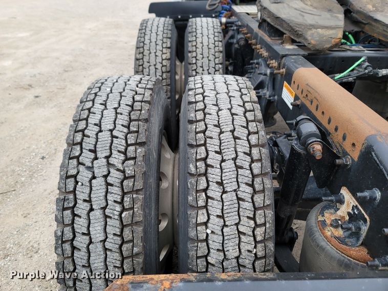 image for item LN9736 2015 Freightliner Cascadia  semi truck