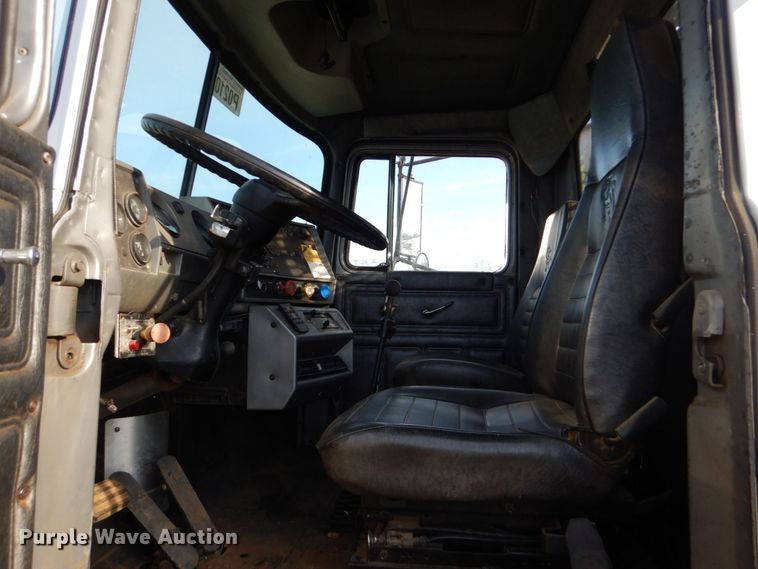 image for item LS9894 1988 Mack Econodyne  semi truck