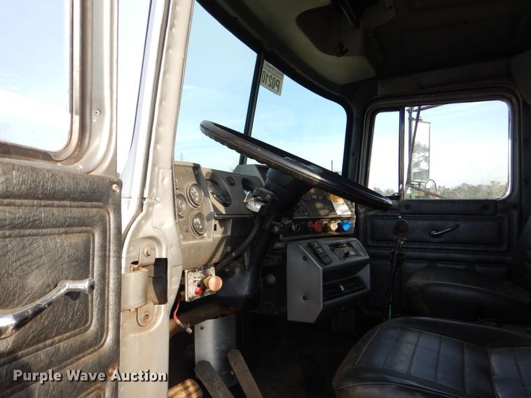 image for item LS9894 1988 Mack Econodyne  semi truck